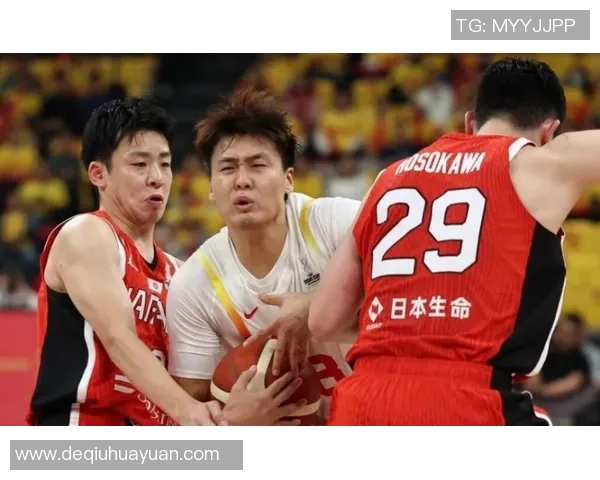 中国男篮客场挑战日本队全力争胜展现实力与团队精神