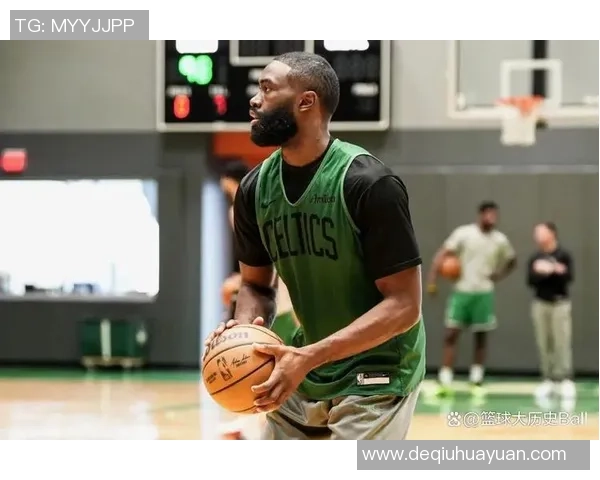 杰伦布朗如何在NBA赛场上展现领导力与全能才华的崛起之路