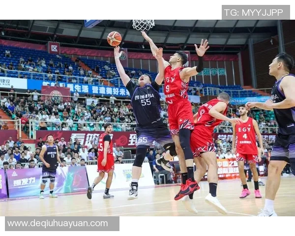 篮球明星化身普通球员在街头挑战打篮球引发热议与欢笑